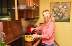 Irene Dittrich (61) muss derzeit Wasser für alles Mögliche abkochen: zum Trinken, für die Kaffeemaschine, zum Zähneputzen. (Bild: Pressefoto Scharinger © Daniel Scharinger)