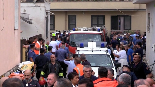 At least four people have died in the collapse of a residential building in Saviano, Italy. (Bild: AP/LaPresse)