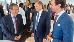 Landesrat Schneemann mit Vertretern der Firmen Sigmapharm und Rohto Pharmaceutical. 