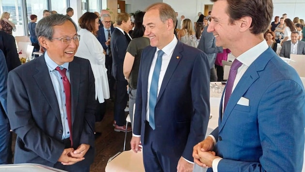 Provincial Councillor Schneemann with representatives of Sigmapharm and Rohto Pharmaceutical. (Bild: Büro Schneemann)