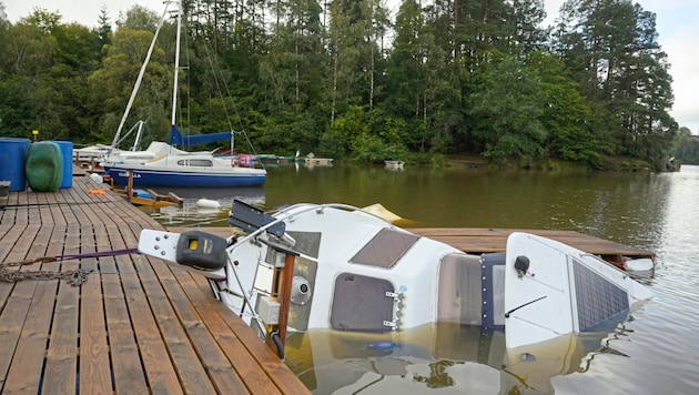 Boat owners at the Ottenstein reservoir could not take care of them soon enough. Some of the boats sank. (Bild: Molnar Attila/Attila Molnar)