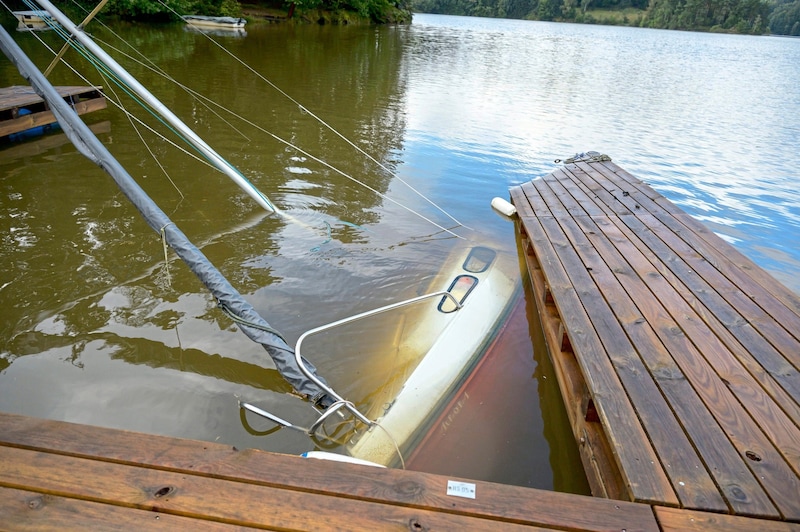 In some cases, a few ships sank completely. (Bild: Molnar Attila/Attila Molnar)