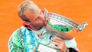 Thomas Muster trennt sich von seiner French-Open-Trophäe. (Bild: GEPA/GEPA pictures)