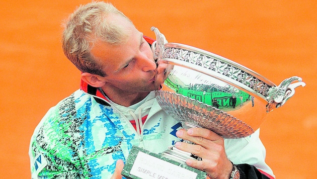 Thomas Muster trennt sich von seiner French-Open-Trophäe. (Bild: GEPA/GEPA pictures)