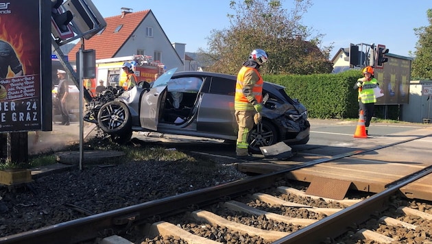 Das Auto wurde in die Ampelanlage geschleudert (Bild: BF Graz)