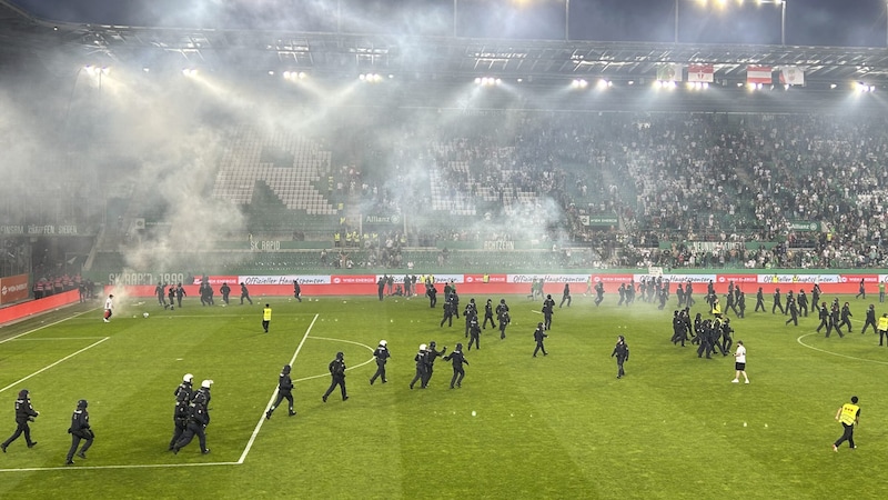 Police operation at the Allianz Stadium (Bild: APA/Edgar Schütz)