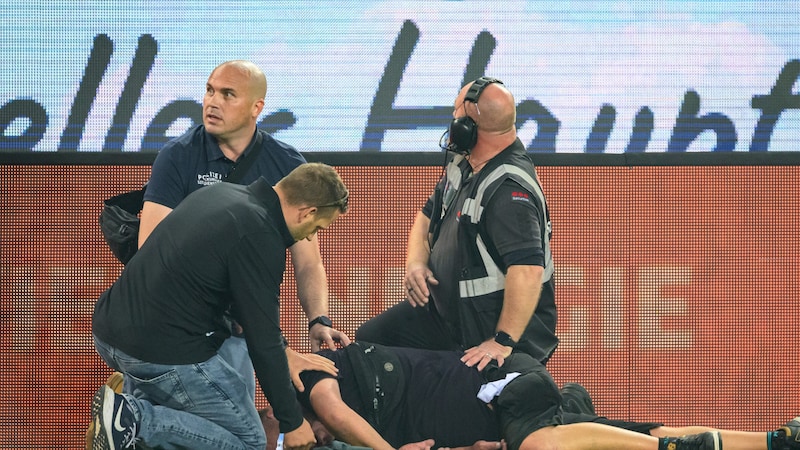 An injured fan is attended to. (Bild: APA/Max Slovencik)