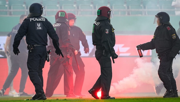 Police during their operation in Vienna-Hütteldorf (Penzing district) on Sunday evening (Bild: APA/Max Slovencik)