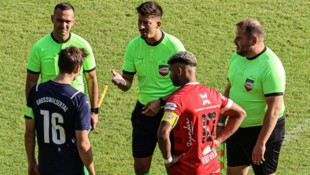 Schiri Dejan Stojnic (M.) hatte das Vorarlbergliga-Spitzenspiel zwischen Bizau und Großwalsertal ...