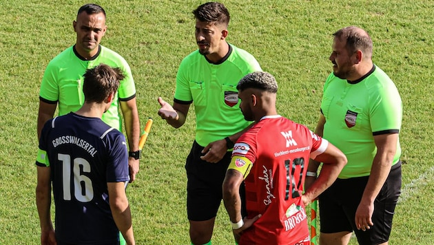 Referee Dejan Stojnic (center) had the Vorarlbergliga top match between Bizau and Großwalsertal well under control. (Bild: FC Bizau)