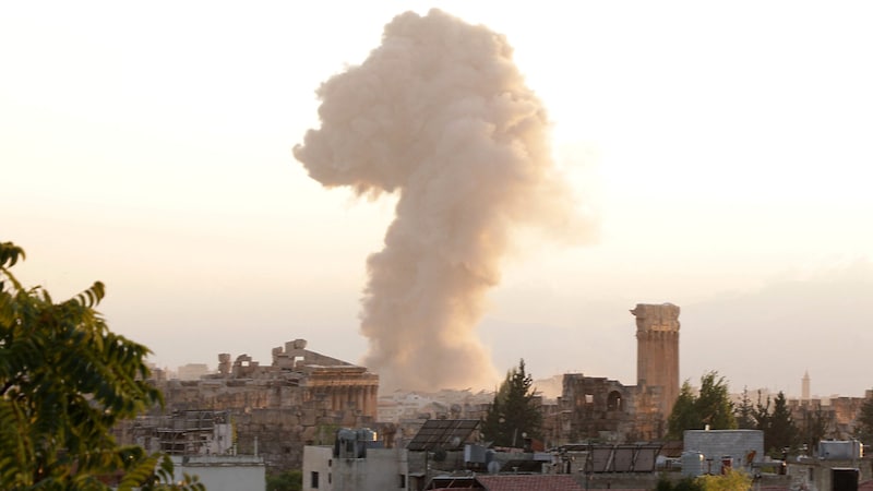 Aufsteigender Rauch nach einem israelischen Luftangriff in der libanesischen Stadt Baalbek (Bild: APA/AFP/Nidal SOLH)