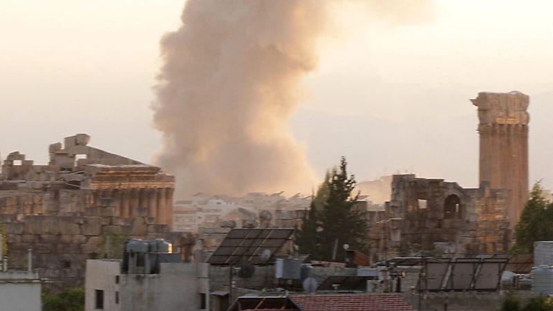 Aufsteigender Rauch nach einem israelischen Luftangriff in der libanesischen Stadt Baalbek (Bild: APA/AFP/Nidal SOLH)