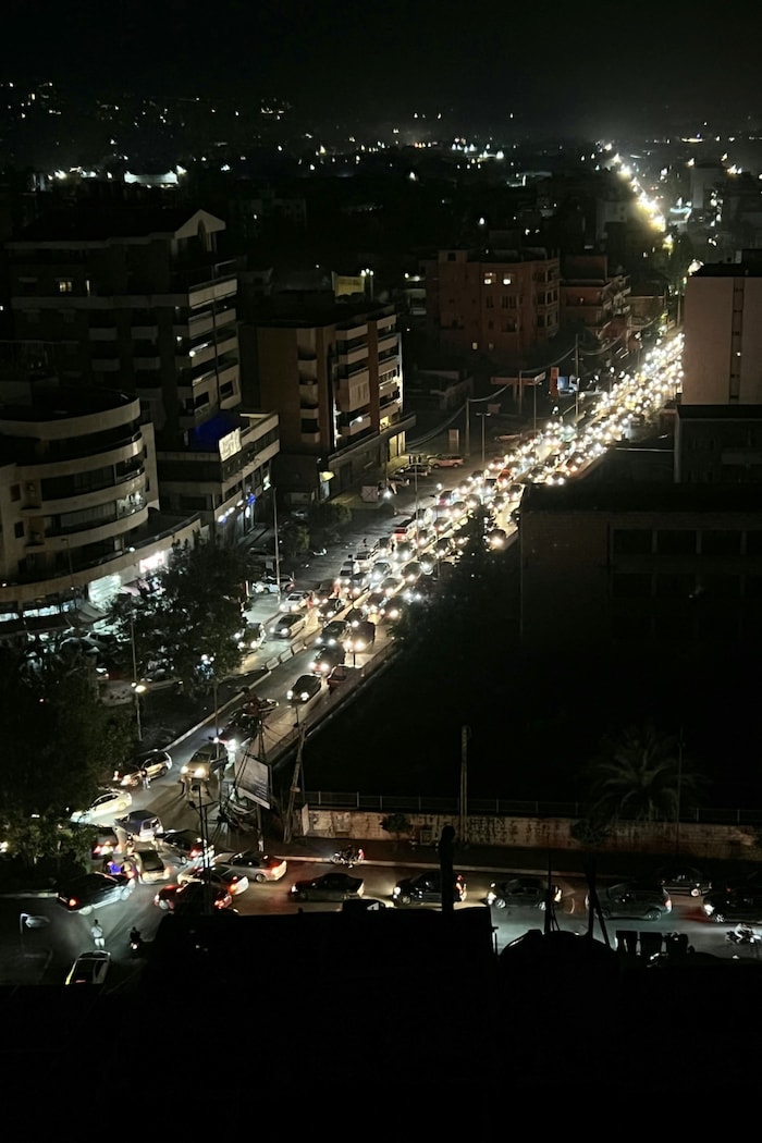 Verkehrsstau auf einer Straße in der südlibanesischen Stadt Sidon am 23. September. Menschen ...