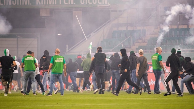 Violet "fans" were allowed to enter the pitch after the final whistle. (Bild: GEPA/GEPA pictures)