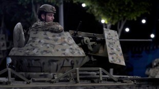Ein Soldat der libanesischen Armee sitzt Dienstagmorgen auf dem Dach eines gepanzerten ...