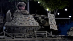 Ein Soldat der libanesischen Armee sitzt Dienstagmorgen auf dem Dach eines gepanzerten Mannschaftstransporters in einem südlichen Vorort von Beirut. (Bild: AP)