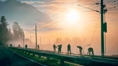 So viele Arbeiter auf Gleisen sieht man selten: Aufgenommen bei Emmersdorf. (Bild: Wallner Hannes)