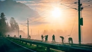 So viele Arbeiter auf Gleisen sieht man selten: Aufgenommen bei Emmersdorf. (Bild: Wallner Hannes)