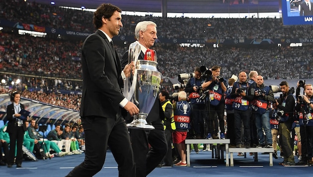 Is Raul - here, left, at the 2022 Champions League final - drawn to Royal Blue? (Bild: AFP/APA/FRANCK FIFE)