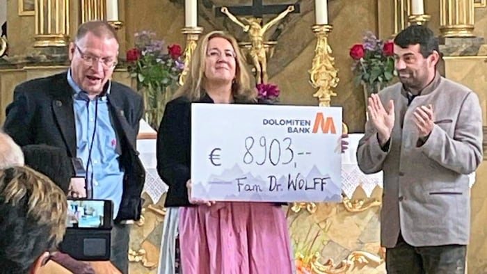 Klaus und Elisabeth Wolff sammelten mit Tochter Ella über das Benefizkonzert 8903 Euro für die ...