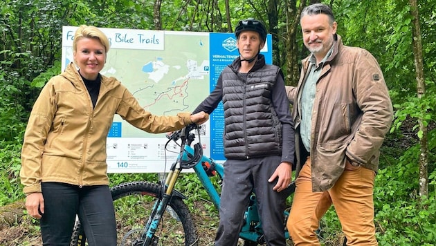 Auch die Beschilderung am Falkenberg ist bereits abgeschlossen: Stadträtin Wassermann, Krische vom MTB-Verein und Bezirksjägermeister Georg Helmigk. (Bild: Stadt Klagenfurt)