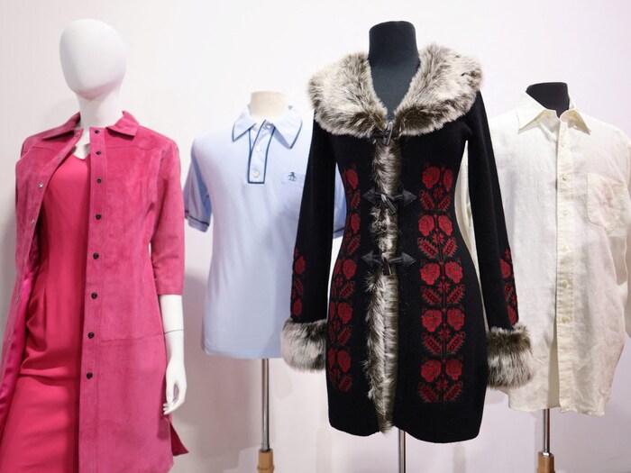 Auch ein Kleid und Mantel von „Melissa Warburton“ (Winona Ryder), ein Polohemd von „Mike ...