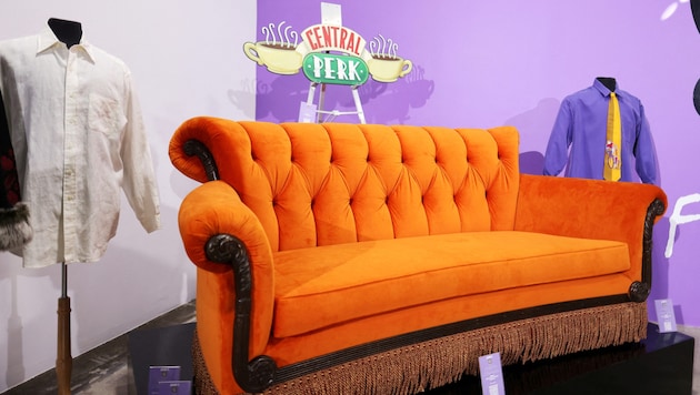 Orange sofa from the "Central Perk" café went under the hammer for 29,000 dollars. (Bild: picturedesk.com/David Swanson / REUTERS)