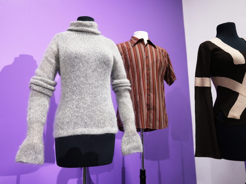 Ein grauer Pullover, den „Rachel Green“ getragen hat, erzielte 6.500 Dollar.  (Bild: picturedesk.com/David Swanson / REUTERS)