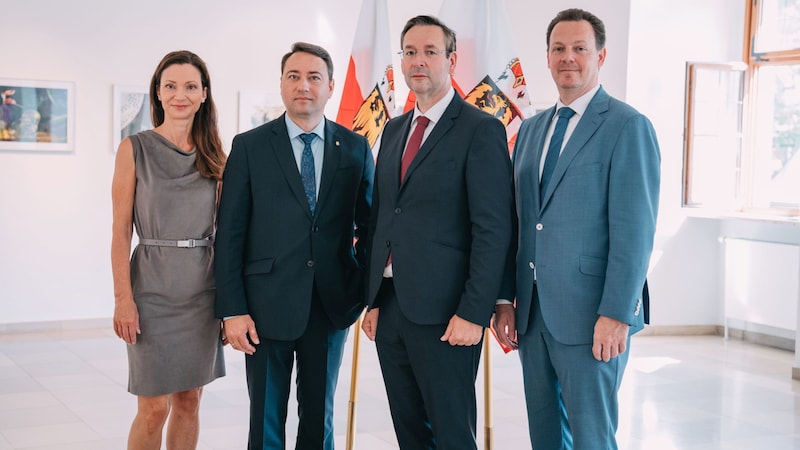 LH-Vize Manfred Haimbuchner mit dem Abgeordneten-Trio Susanne Fürst, Hermann Brückl und Gerhard Kaniak.  (Bild: Krone KREATIV/FPÖ)