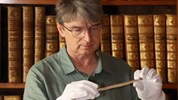 Friedrich Buchmayr mit dem neu entdeckten ‘Iwein‘-Fragment