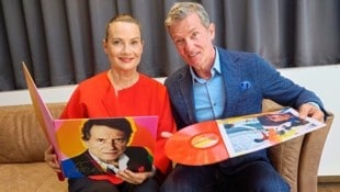 Jenny und John Jürgens mit dem Album „Udo 90“, jene Titelsammlung, die anlässlich seines 90. Geburtstag, den er am 30. September gehabt hätte, am Freitag auf den Markt kommt. (Bild: Starpix / A. Tuma)