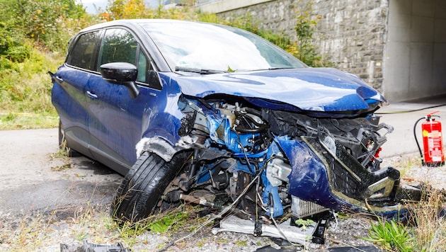 Fahrer und Beifahrerin wurden bei dem Unfall in Braz verletzt. (Bild: Bernd Hofmeister)