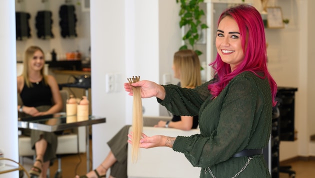 Hairdresser Bianca Wallner with the extensions before they are worked into the real hair. (Bild: Werner Kerschbaummayr/TEAM FOTOKERSCHI / KERSCHBAUMMAYR)