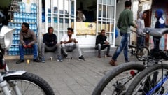 Archivbild aus dem Jahr 2018: Asylwerber aus Eritrea vor einem Geschäft in Tel Aviv (Bild: APA/AFP/JACK GUEZ)