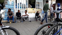 Archivbild aus dem Jahr 2018: Asylwerber aus Eritrea vor einem Geschäft in Tel Aviv (Bild: APA/AFP/JACK GUEZ)