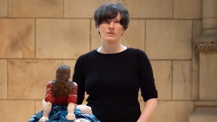 Esther Strauß mit der Figur