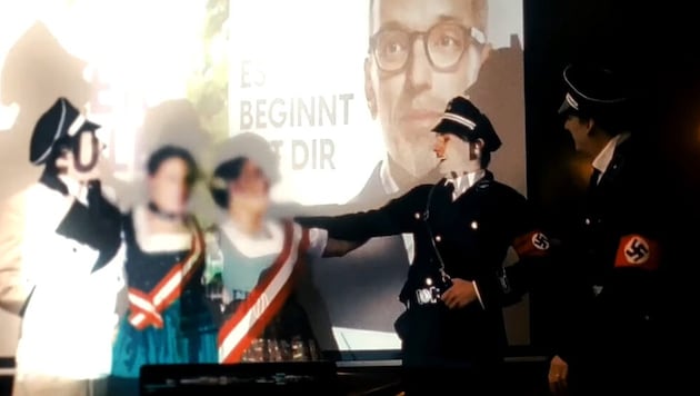 „Die Hitlers“ wollen mit der satirischen Aktion des Volkstheaters Wähler aufrütteln. (Bild: Screenshot/YouTube.com/Volkstheater Wien)