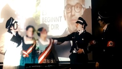 „Die Hitlers“ wollen mit der satirischen Aktion des Volkstheaters Wähler aufrütteln. (Bild: Screenshot/YouTube.com/Volkstheater Wien)