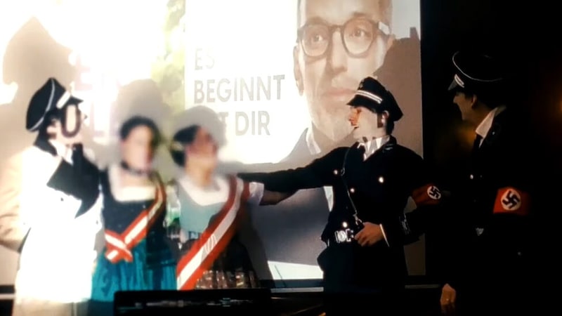 A screenshot from the inflammatory video (Bild: Screenshot/YouTube.com/Volkstheater Wien)