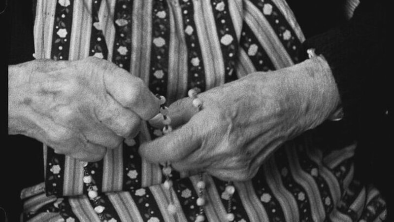 Aunt Anni and her rosary: a film still from "Lacrimosa". (Bild: Filmstill/Josef Dabernig)