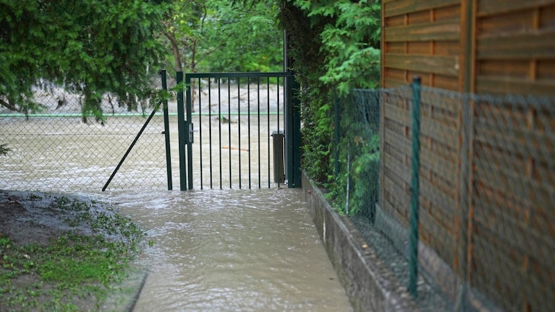 Vor allem in Penzing, im Stadteil Hadersdorf-Weidlingau, richteten die Regenmassen großen Schaden an. (Bild: APA/GEORG HOCHMUTH / APA / picturedesk.com)