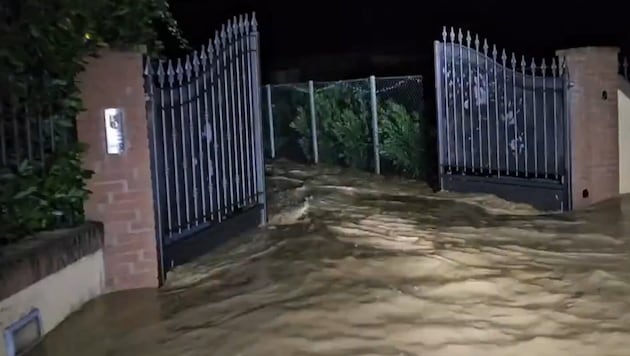 Die Suche nach den beiden Deutschen läuft seit der Nacht auf Hochtouren. (Bild: Screenshot/Vigili del Fuoco)