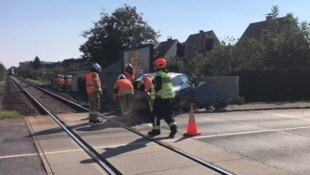 Am Montag wurde auf einem unbeschrankten Bahnübergang in Graz-Straßgang einmal mehr ein Pkw von ...