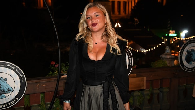 Evelyn Burdecki in front of the Käfer tavern at the Oktoberfest (Bild: picturedesk.com/Felix Hörhager / dpa)