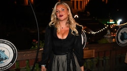 Evelyn Burdecki vor der Käfer-Schenke am Oktoberfest