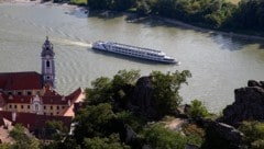 Ein Flusskreuzfahrtschiff in der Wachau (Bild: APA/AFP/Alex HALADA)