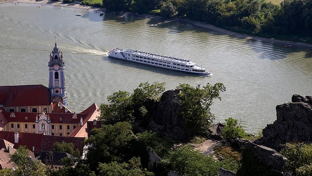 Ein Flusskreuzfahrtschiff in der Wachau (Bild: APA/AFP/Alex HALADA)