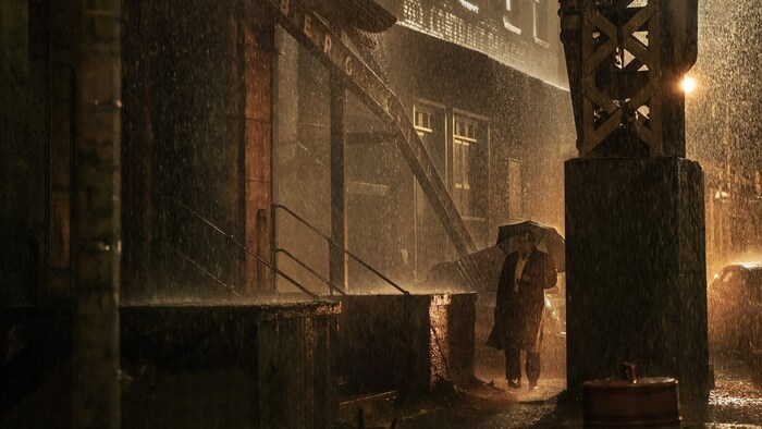 Regen, Dunkelheit, unsichere Gegenden: Die Stadt Gotham spielt fast schon eine eigene Hauptrolle ...