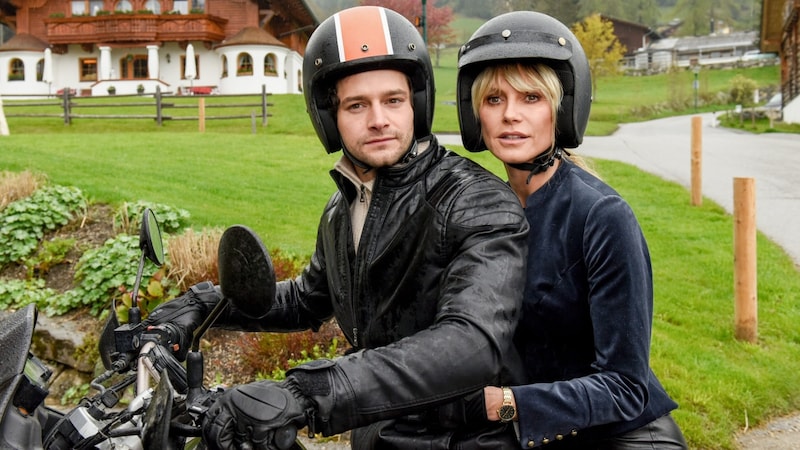 Heidi Klum am Beginn einer folgenreichen Motorradfahrt mit Aaron Karl (Bild: ORF)