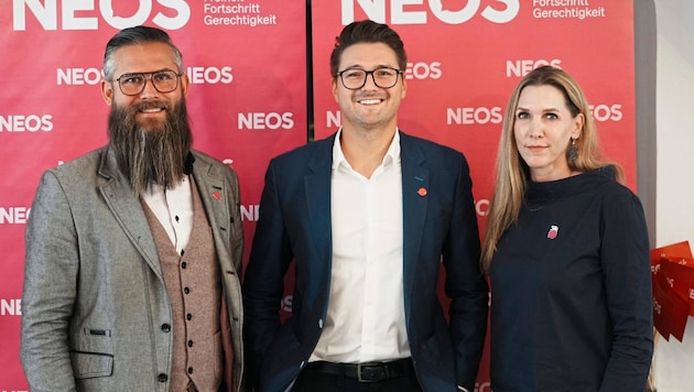 Das steirische Neos-Spitzentrio Robert Reif, Niko Swatek und Bettine Schoeller. (Bild: Pail Sepp)